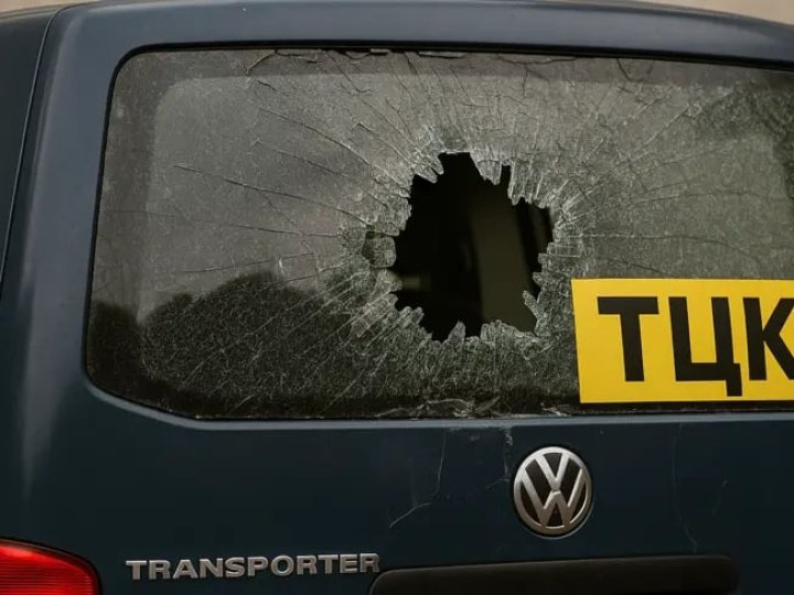 На Волині люди побили авто ТЦК, заблокувавши його вантажівками