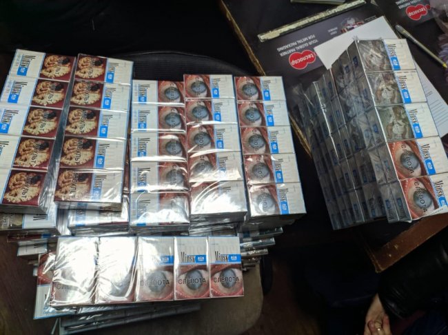 На Волині затримали чоловіків із повними рюкзаками контрабандних цигарок 