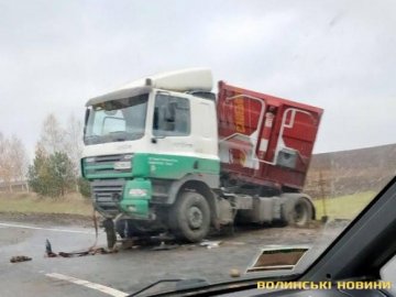 Аварія на Волині: Volkswagen зіткнувся із вантажівкою. ФОТО