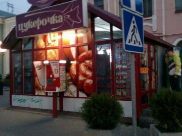 Муніципали вночі «зловили» два магазини на забороненій торгівлі 