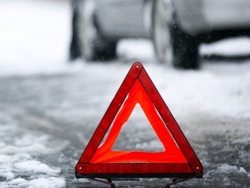 У Луцьку легковик стукнувся з маршруткою, рух – ускладнений