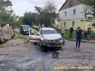 У Луцьку на перехресті  – аварія, від удару одна з автівок перекинулась. ФОТО