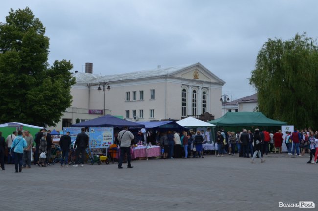 Від мініатюрних тістечок до величезних гойдалок: у центрі Луцька – свято професійної освіти. ФОТО