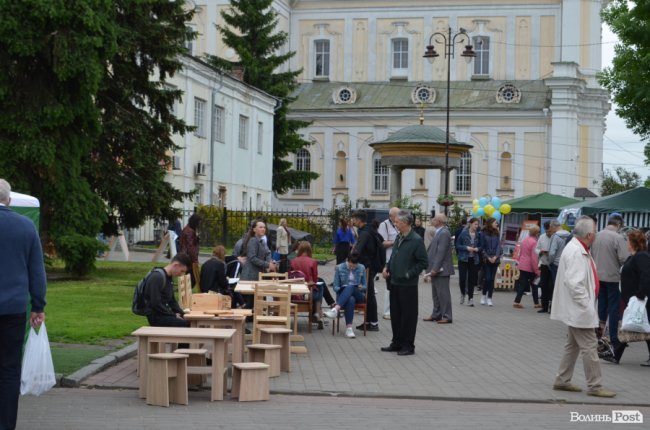 Від мініатюрних тістечок до величезних гойдалок: у центрі Луцька – свято професійної освіти. ФОТО