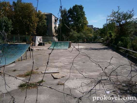 Майданчик для екстремальних видів спорту у Ковелі перетворився на купу сміття. ФОТО