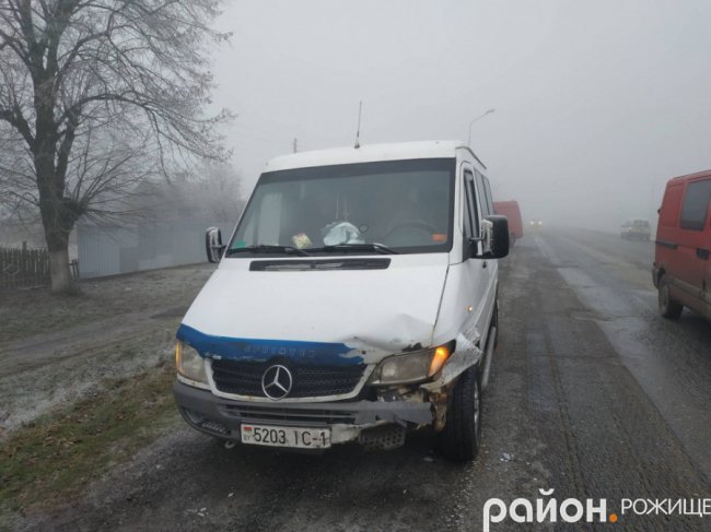 Через туман на Волині зіткнулися мікроавтобуси і вантажівка з «молочкою». ФОТО