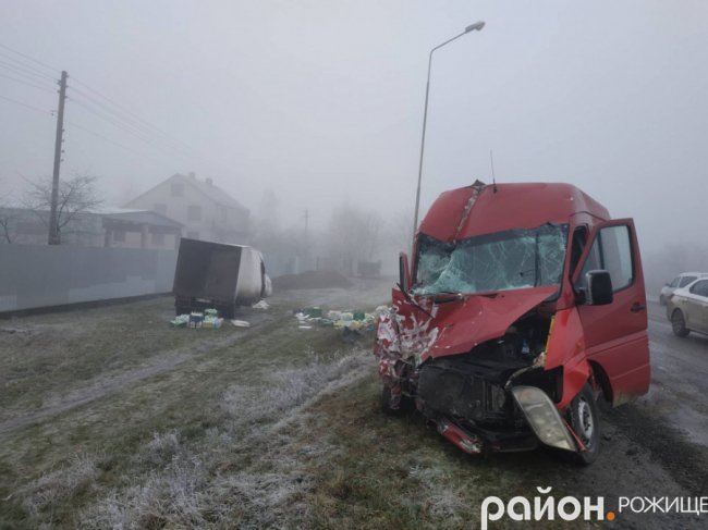 Через туман на Волині зіткнулися мікроавтобуси і вантажівка з «молочкою». ФОТО