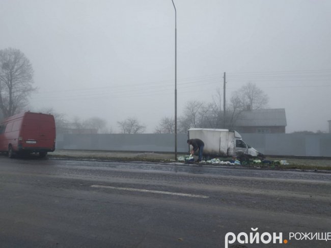 Через туман на Волині зіткнулися мікроавтобуси і вантажівка з «молочкою». ФОТО