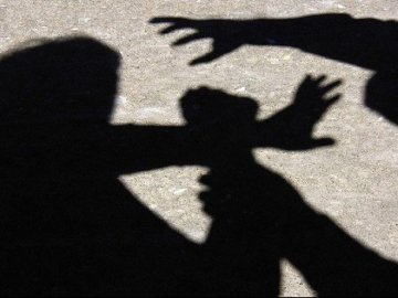 На Волині двоє чоловіків посеред вулиці пограбували неповнолітнього