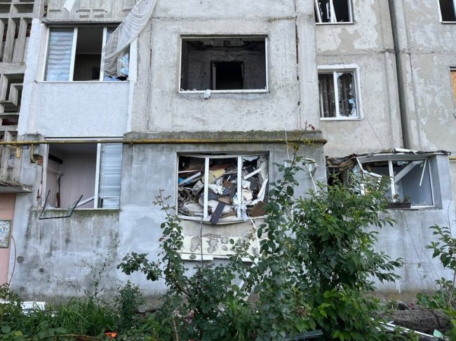 У Луцьку почали демонтаж частини дев'ятиповерхівки, пошкодженої під час російського обстрілу. ВІДЕО