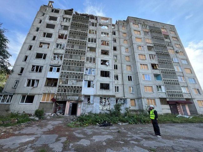 У Луцьку почали демонтаж частини дев'ятиповерхівки, пошкодженої під час російського обстрілу. ВІДЕО