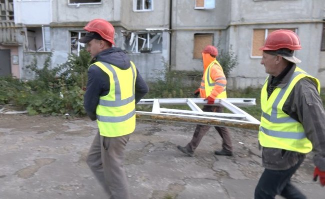 У Луцьку почали демонтаж частини дев'ятиповерхівки, пошкодженої під час російського обстрілу. ВІДЕО