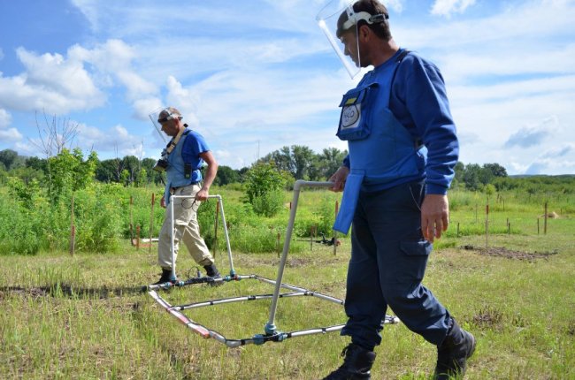 Британські сапери почали розміновувати Донбас