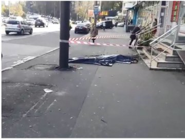 У Києві з 9-го поверху випала жінка з дитиною