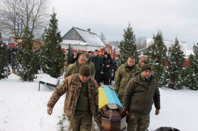 Майже п'ять місяців вважався зниклим безвісти: на Волині попрощалися з Героєм Владиславом Величком
