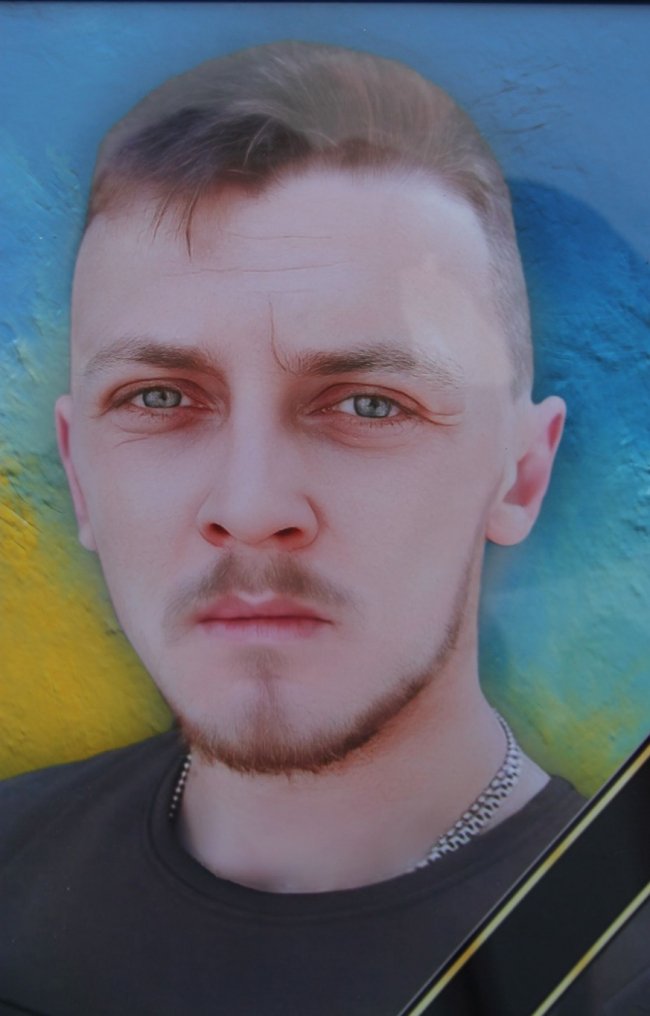 Майже п'ять місяців вважався зниклим безвісти: на Волині попрощалися з Героєм Владиславом Величком