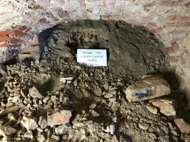 Археологи дослідили чотири підземні кімнати кафедрального храму Луцька. ФОТО
