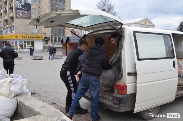 Активні волиняни на Театральному майдані зробили клумбу у формі серця 