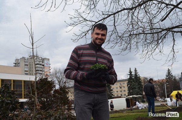 Активні волиняни на Театральному майдані зробили клумбу у формі серця 