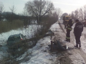 На Волині легковик злетів у кювет
