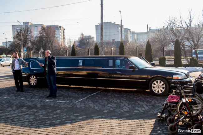 Бенкет, лімузини та королівські наряди: у Луцьку організували  свято для людей з інвалідністю. ФОТО