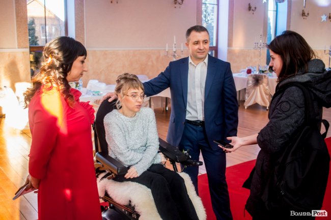 Бенкет, лімузини та королівські наряди: у Луцьку організували  свято для людей з інвалідністю. ФОТО