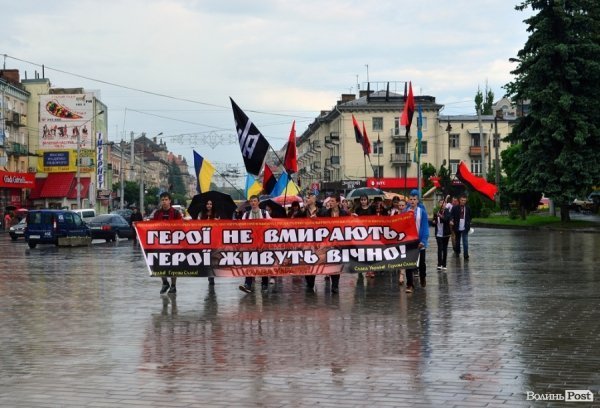 Луцькі націоналісти відзначили День героїв маршем у сильну зливу. ФОТО