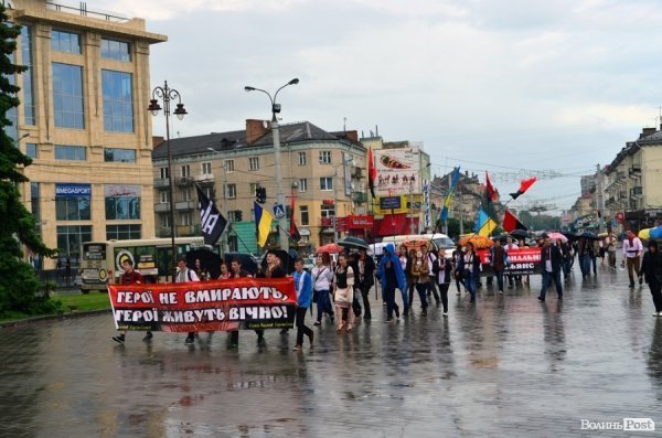 Луцькі націоналісти відзначили День героїв маршем у сильну зливу. ФОТО