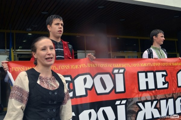 Луцькі націоналісти відзначили День героїв маршем у сильну зливу. ФОТО