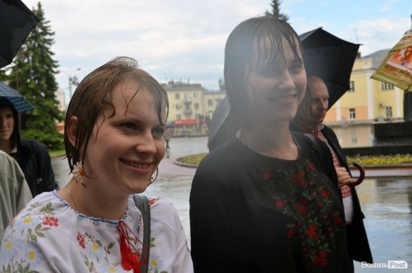 Луцькі націоналісти відзначили День героїв маршем у сильну зливу. ФОТО