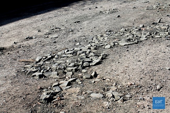 На Волині дорожники засипали вибоїни каменюками. ФОТО