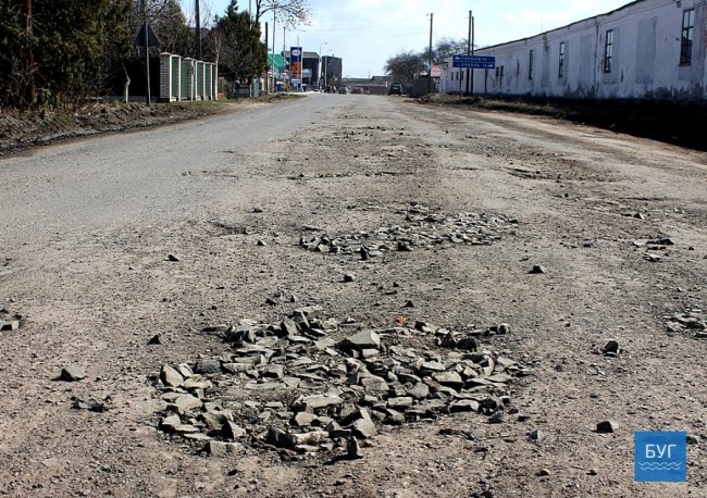 На Волині дорожники засипали вибоїни каменюками. ФОТО