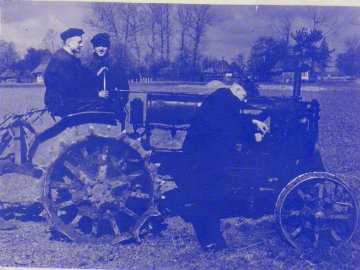 Показали, як виглядав перший у волинському селі трактор. РЕТРОФОТО