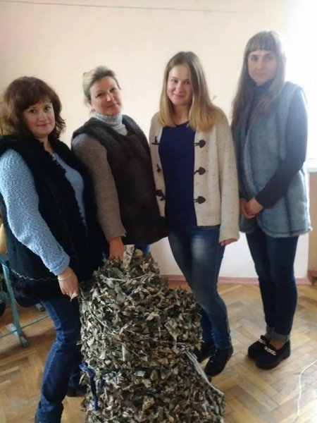 У Луцьку синоптики плетуть маскувальну сітку на фронт. ФОТО