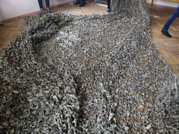 У Луцьку синоптики плетуть маскувальну сітку на фронт. ФОТО