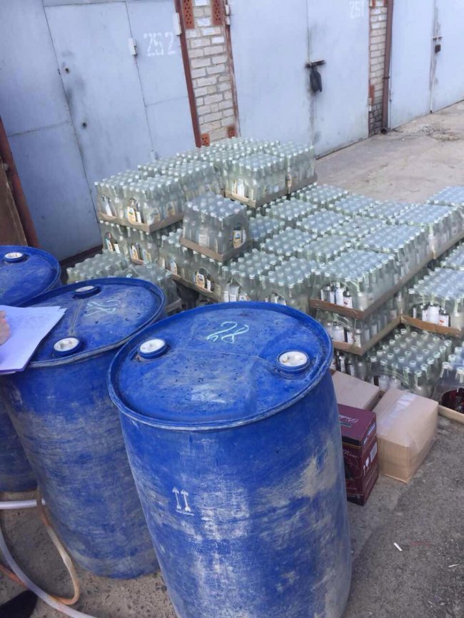 У гаражному кооперативі в Луцьку знайшли чималу партію контрафакту