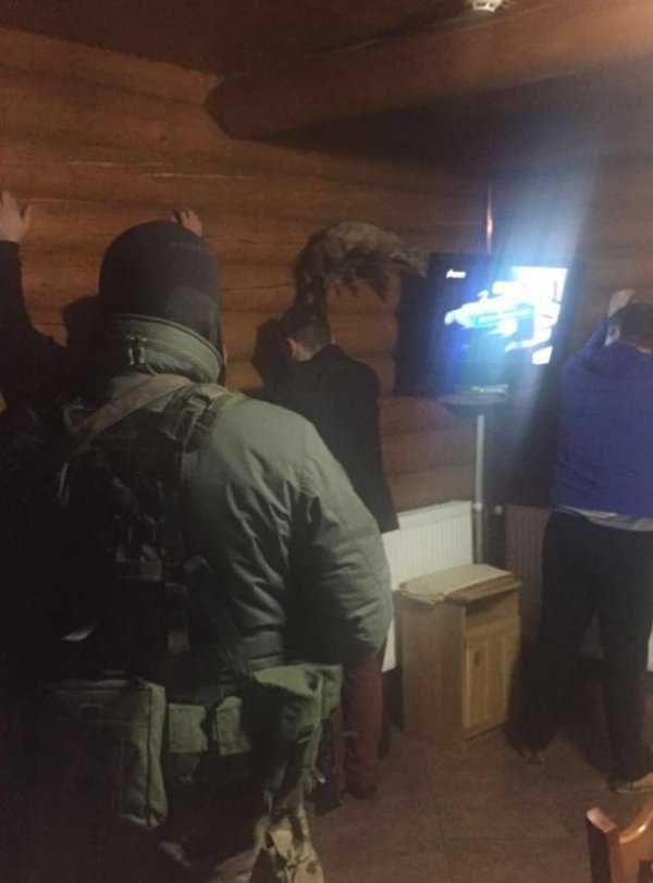 На Львівській митниці затримано зміну митного поста за хабар. ФОТО