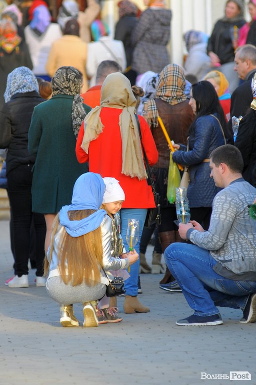 Чистий четвер: сотні лучан понесли додому вогонь. ФОТО
