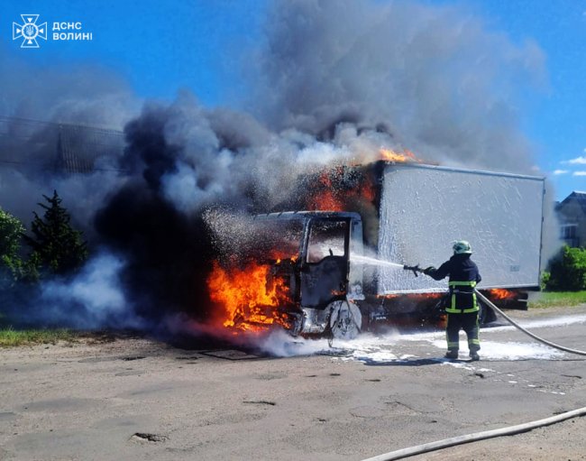 Пожежі на Волині: горіли трава, житловий будинок та вантажівка