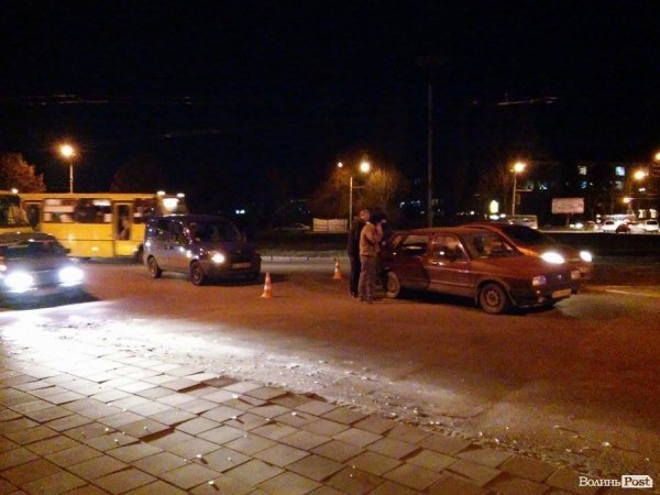 У Луцьку «Fiat» втаранився у «Volkswagen Golf». ФОТО