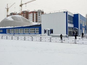 У нещодавно збудованому спорткомплексі обвалився дах під час дитячих занять