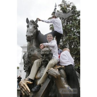 Останній дзвінок 2013: п'яні випускники вилазять на пам'ятники. ФОТО. ВІДЕО