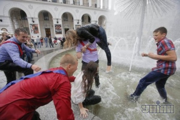 Останній дзвінок 2013: п'яні випускники вилазять на пам'ятники. ФОТО. ВІДЕО