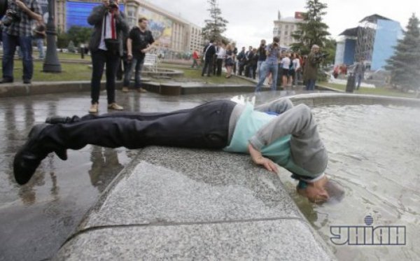 Останній дзвінок 2013: п'яні випускники вилазять на пам'ятники. ФОТО. ВІДЕО