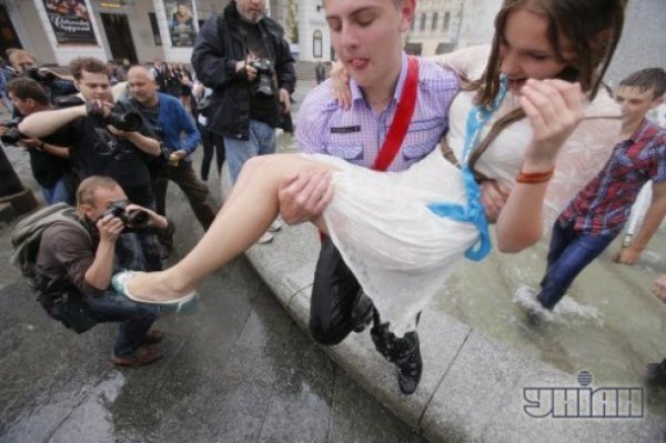 Останній дзвінок 2013: п'яні випускники вилазять на пам'ятники. ФОТО. ВІДЕО