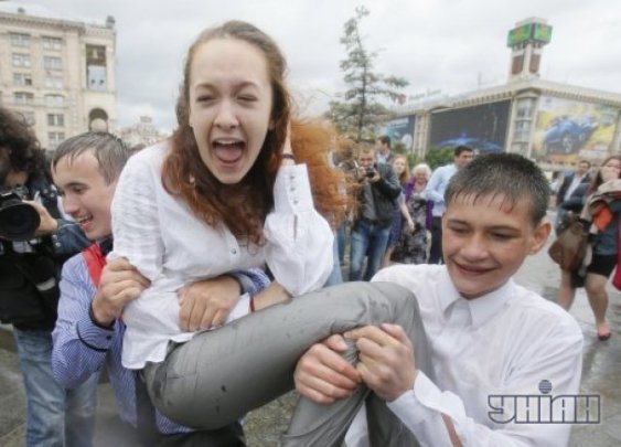 Останній дзвінок 2013: п'яні випускники вилазять на пам'ятники. ФОТО. ВІДЕО