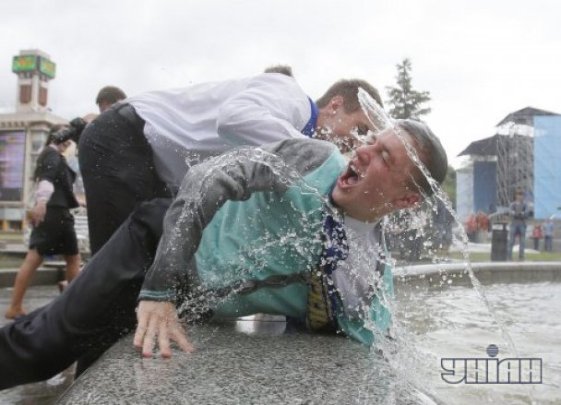 Останній дзвінок 2013: п'яні випускники вилазять на пам'ятники. ФОТО. ВІДЕО