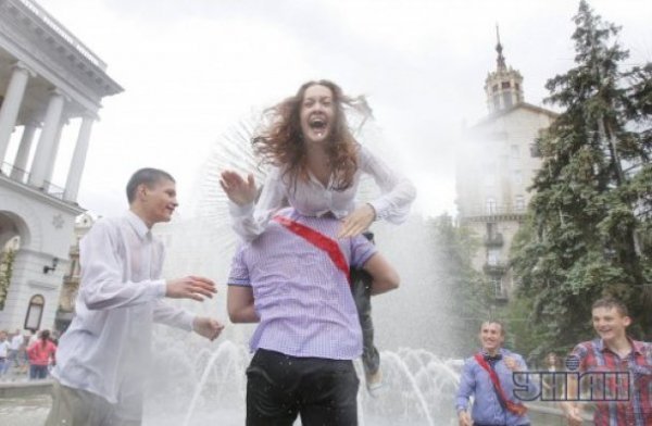 Останній дзвінок 2013: п'яні випускники вилазять на пам'ятники. ФОТО. ВІДЕО