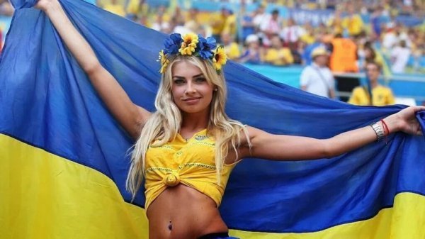 Українська красуня-вболівальниця стала зіркою ЄВРО-2016. ФОТО