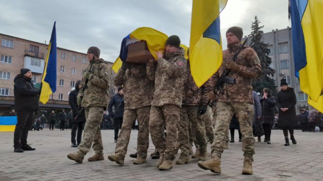 Повернувся із-за кордону, щоб захищати Україну: на Волині попрощались з Героєм Андрієм Карацаєм 